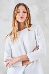 Sweater oversize de color blanco, hecho con algodón peinado, suave y resistente, de manga larga.