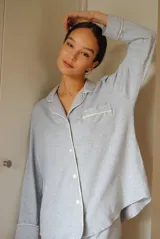 Pijama de algodón con camisa de manga larga abotonada y pantalón recto con elástico en la cintura.