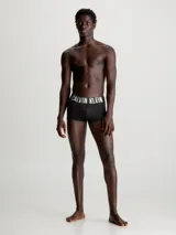 Pack de tres bóxers Calvin Klein de microfibra negra, corte trunk, con cintura elástica con el logo de la marca en blanco.