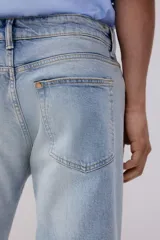 Pantalón de jean celeste de corte recto, con cintura estándar y cinco bolsillos.