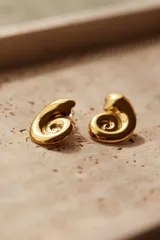 Aros de acero inoxidable bañados en oro de 18K, con forma de espiral.