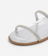Sandalias plateadas planas con dos tiras finas de strass y puntera redonda.