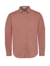 Camisa celeste de manga larga con cuello camisero, cierre con botones de madera y bolsillo en el pecho.