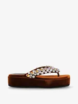 Sandalias tipo ojotas color marrón con plataforma y apliques de piedras fantasía multicolores en las tiras.