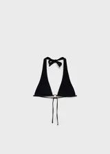 Top de bikini negro con diseño triangular, cierre de lazo en cuello y espalda, anilla decorativa y forro interior.