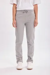 Pantalón de jogging gris claro, de corte recto, con cintura elástica ajustable con cordón.