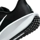 Championes de running Nike Quest 6, color negro con detalles en blanco.
