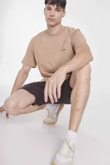 Bermuda tipo cargo de color gris oscuro, con bolsillos laterales con solapa y diseño de corte recto.