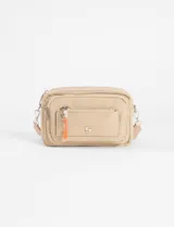 Bandolera color beige con correa larga regulable y múltiples bolsillos con cierre.