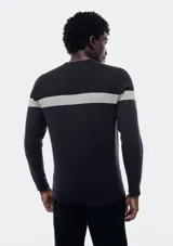Sweater de punto verde oscuro con franjas horizontales blancas y verde esmeralda. De corte clásico y escote redondo.