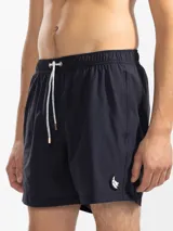 Short de baño marrón con bordado de enredadera en la pierna, cintura elástica con cordón regulable, bolsillos laterales y trasero con cierre.