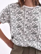 Remera blanca con estampado de ojos y pestañas en negro.
