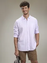 Camisa verde militar de manga larga, confeccionada en mezcla de lino y algodón. Tiene cuello clásico, cierre con botones y un bolsillo en el pecho.