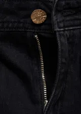 Pantalón de jean negro de corte wide leg, con tiro alto, bolsillos frontales de parche y cierre frontal con cremallera y botón.