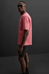 Camiseta color ladrillo de corte relaxed fit, cuello redondo y manga corta.