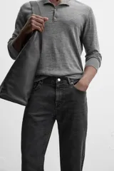 Pantalón de jean azul oscuro, corte slim fit, tiro medio, cinco bolsillos, tejido elástico y efecto lavado.
