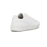 Championes urbanos Diadora modelo Set, color blanco, de caña baja y cordones. Presentan un diseño liso con el logo de la marca en el lateral y suela de goma con textura acanalada en el borde.