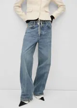 Pantalón de jean celeste de corte wide leg, tiro bajo y cinco bolsillos.