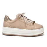 Championes urbanos color beige con plataforma blanca y detalles dorados en el talón y los cordones.