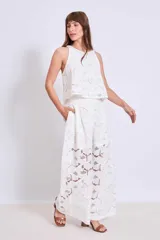 Pantalón palazzo blanco de broderie con cintura alta y pierna ancha.