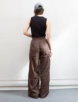 Pantalón wide leg de algodón y poliéster con estampado animal print. Cuenta con pretina ancha elastizada, broche interno, cierre y bolsillos delanteros.