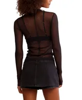 Top de manga larga negro, transparente y texturado, con cuello fruncido y terminación elástica.