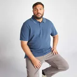 Remera polo azul con cuello y mangas con ribete blanco.