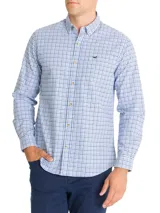Camisa de franela de algodón orgánico a cuadros en tonos beige, marrón, azul y verde. Tiene cuello americano abotonado, manga larga y un pequeño logo bordado en el pecho.