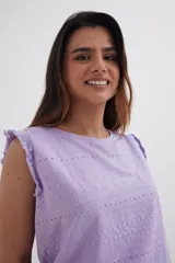 Blusa lila con bordado calado, sin mangas y con volados en los hombros.