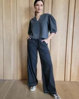 Pantalón de denim color gris oscuro, de corte palazzo y cintura alta con elástico.