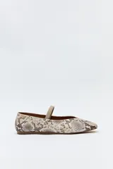 Balerina con estampado de piel de serpiente en tonos beige y marrón, con puntera cuadrada y tira elástica en el empeine.