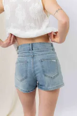 Short de jean azul clásico, de tiro medio, con doble botón frontal, bolsillos delanteros y traseros.
