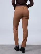 Pantalón de gabardina elastizada color marrón claro, marca Zac & Rachel, corte slim, con pretina con pasadores, botón y cierre. Delantera con tres bolsillos y trasera con bolsillos ojal.
