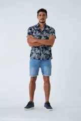 Camisa de hombre de manga corta, estampada con motivos tropicales, con ajuste slim y cierre de botones.