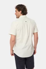 Camisa de hombre color azul marino, de manga corta, con cuello clásico, cierre frontal con botones y bolsillo en el pecho.