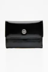 Billetera azul con textura croco y cierre con broche metálico.