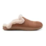 Pantufla tipo zueco color marrón con interior de piel sintética color beige.