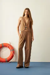 Pantalón negro de algodón y lino, corte recto, con cintura elástica y mostacillas en los laterales.