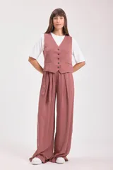 Pantalón palazzo color terracota, de tiro alto con pinzas y lazo en la cintura.