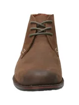 Botín de cuero engrasado color marrón, con cordones y suela de goma.