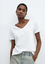 Camiseta negra de algodón con cuello en V y mangas cortas.