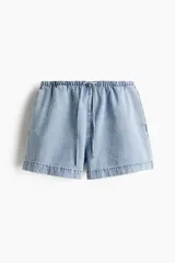 Short holgado de denim celeste con cintura elastizada y cordón de ajuste.