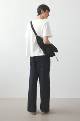 Remera blanca de algodón de peso medio, con cuello redondo ribeteado acanalado y bajo recto.