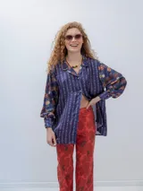 Camisa de seda estampada con flores y rayas verticales, de corte amplio y mangas largas.