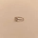 Anillo de plata 925 con base circular lisa.