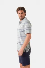 Remera polo azul marino con rayas horizontales de colores rosa, verde y celeste.