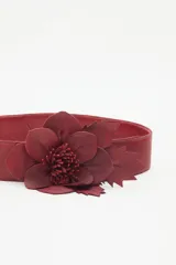 Cinturón ancho de cuero color marrón con hebilla metálica y aplique de flor de cuero artesanal.