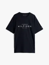 Remera azul marino de algodón con cuello redondo y logo de Tommy Hilfiger estampado en el pecho.