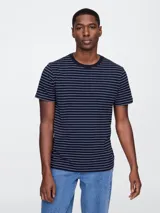 Remera de hombre a rayas horizontales azul marino y celeste, de corte recto y manga corta.