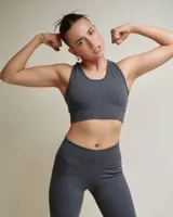 Top deportivo sin relleno de bretel ancho, color gris oscuro jaspeado.